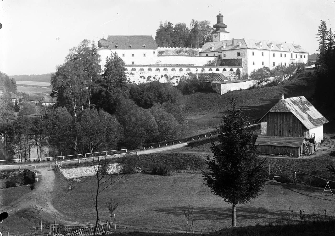 Bub, Junge, Kettenbach, Schloss Waldenfels, Schlossteich