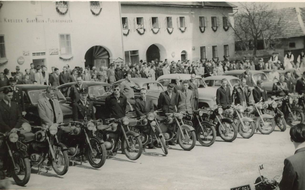 altes Auto, Altes Moped, Feier, Marktplatz, Oldtimer, Pfarrer, Veranstaltung