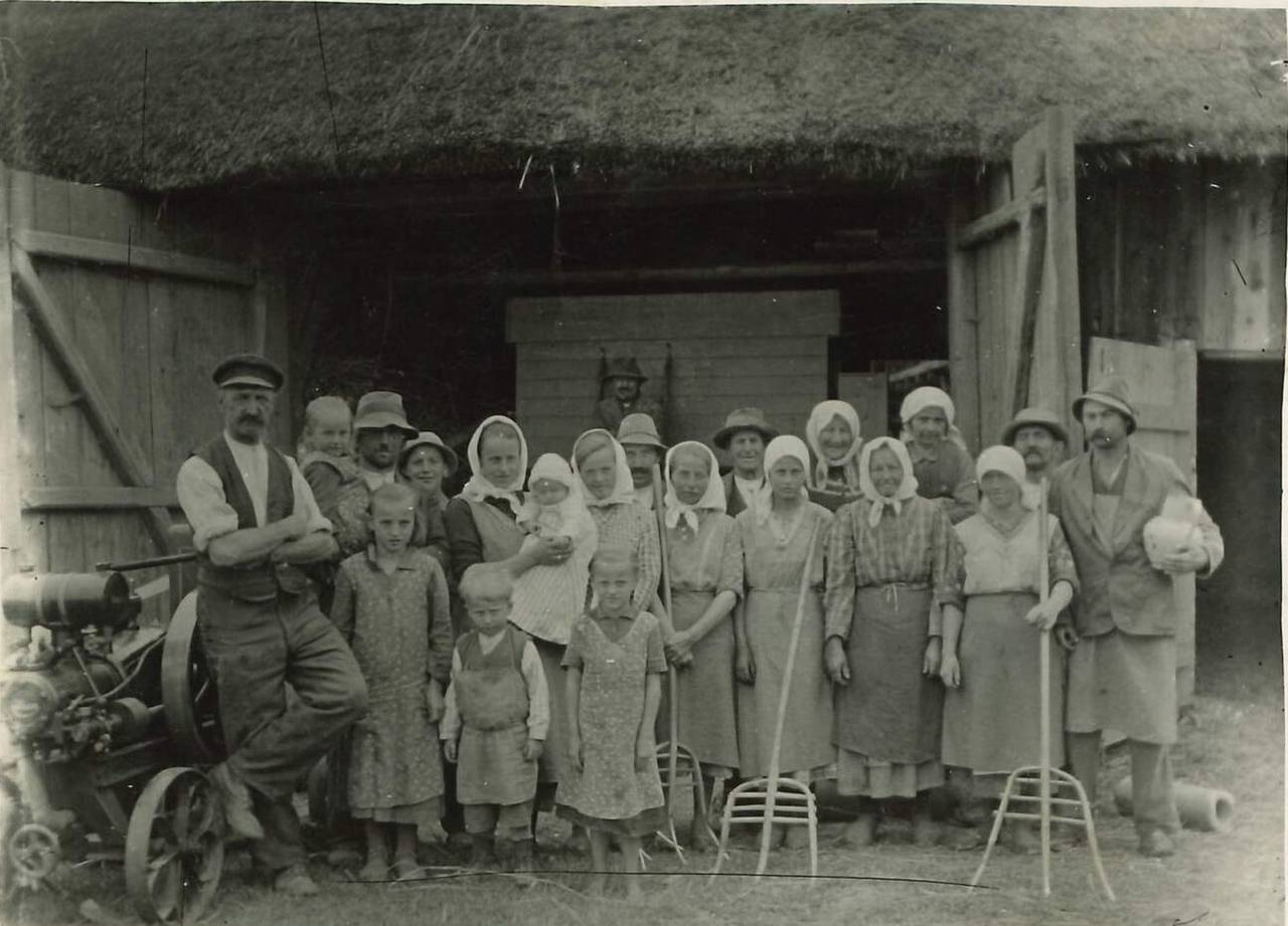 Arbeiten - Pause, Gruppenfoto, Heugabeln, Stiftung