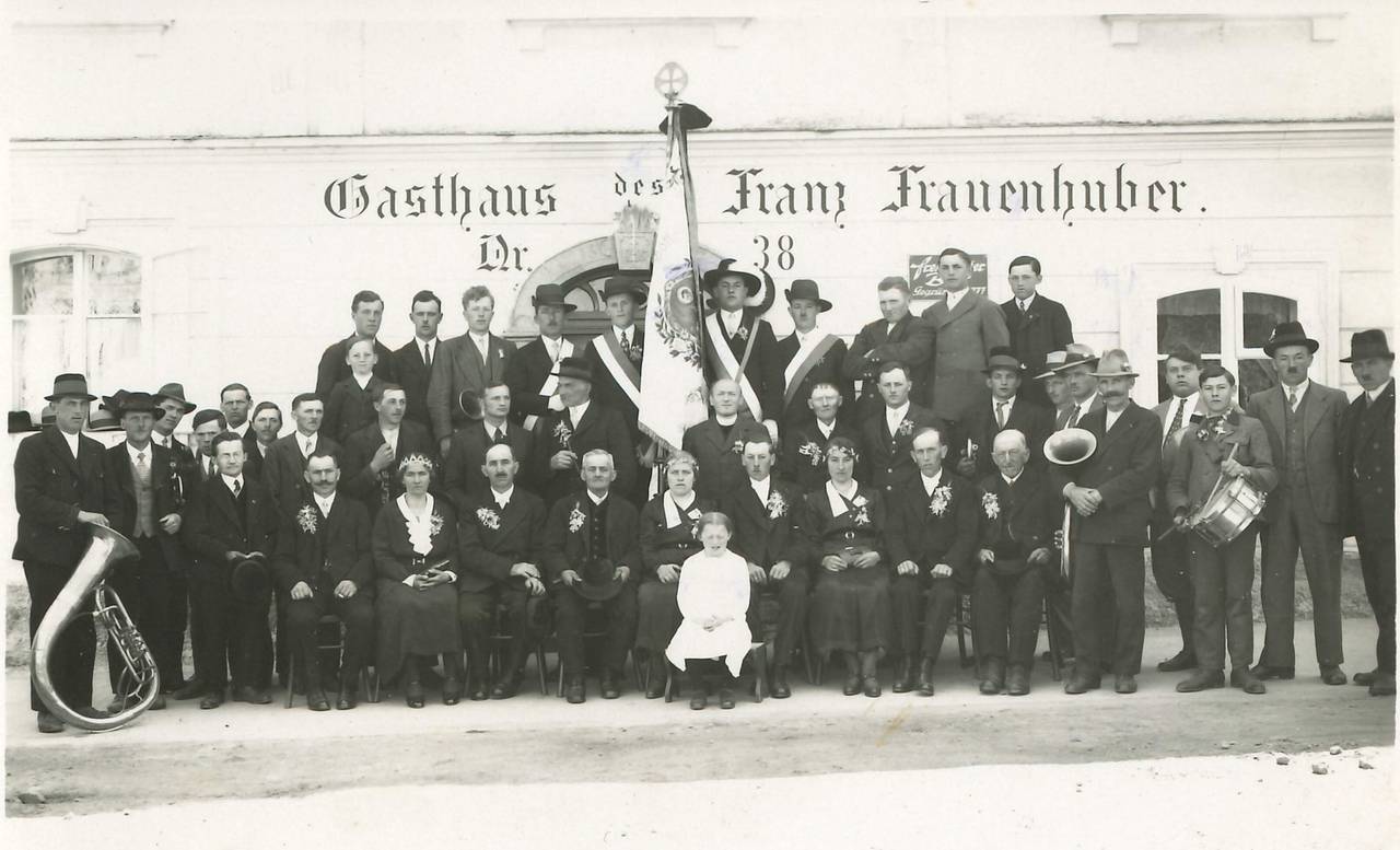 Fahne, Gasthaus, Gruppenfoto, Musik, Musikinstrumente