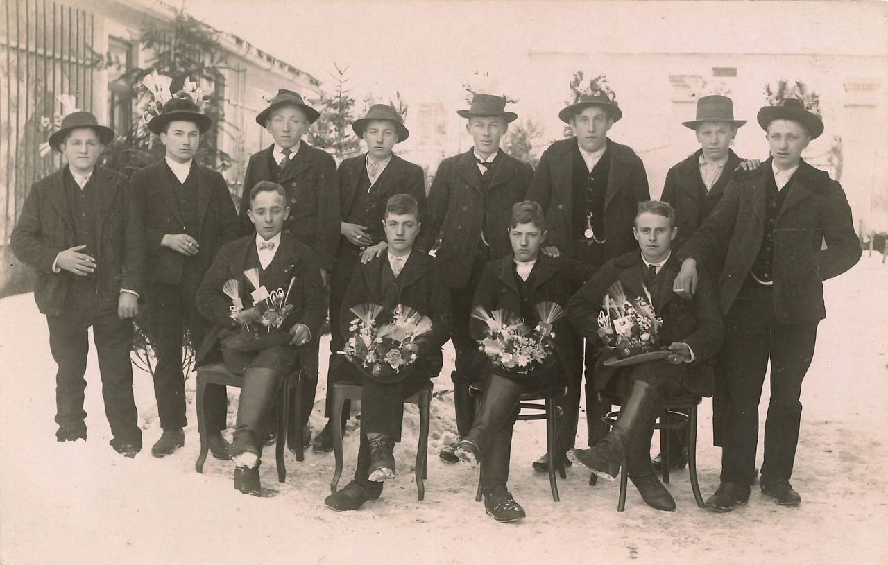 Anzug mit Hut, Gruppenfoto, Kinder