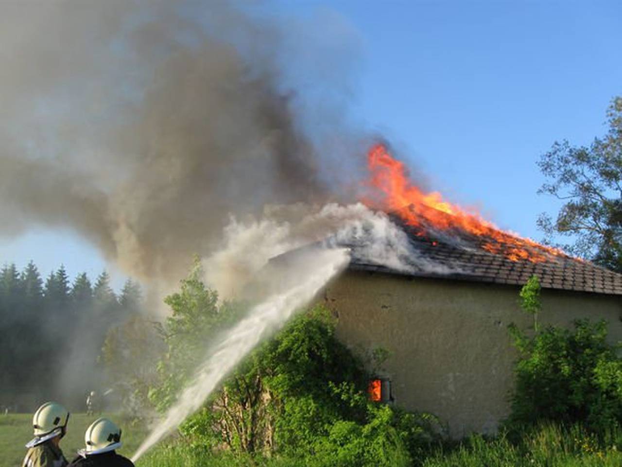 Brand, Feuerwehr, Feuerwehreinsatz, Großbrand, Schloss Waldenfels, Wirtschaftsgebäude