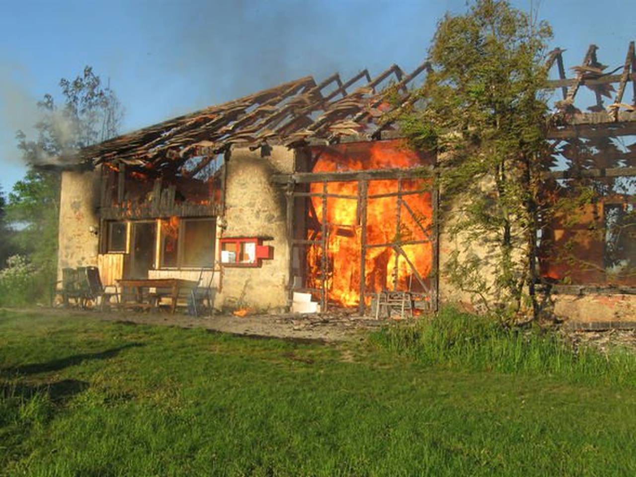 Brand, Feuerwehr, Feuerwehreinsatz, Großbrand, Schloss Waldenfels, Wirtschaftsgebäude