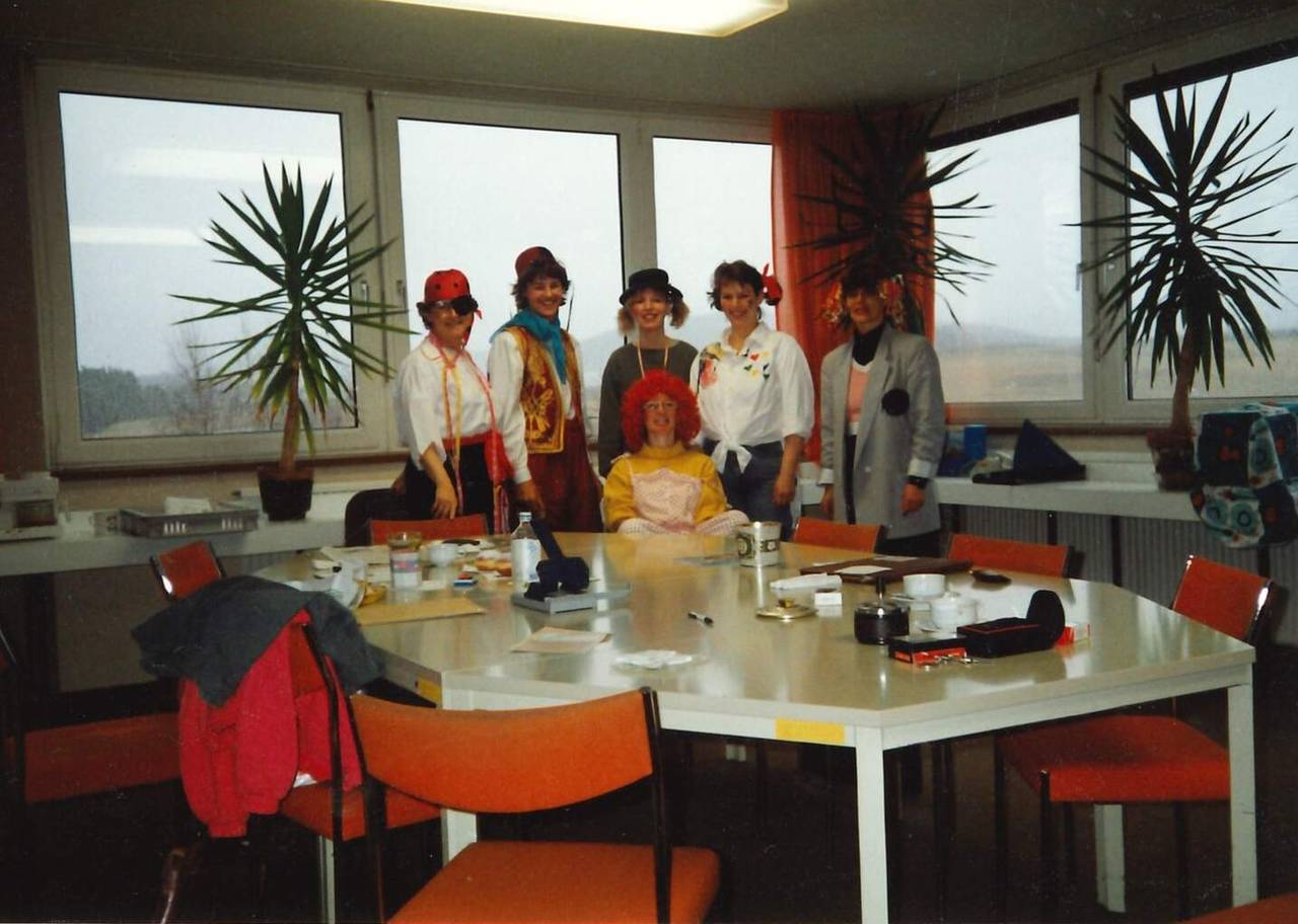 Fasching, Faschingsgruppe, Lehrerin, Volksschule