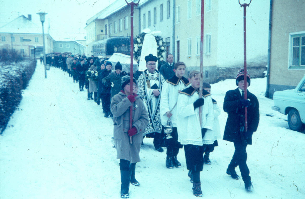 Begräbnis, Fahne, Kirche, Pfarrer, Prozession, Winter