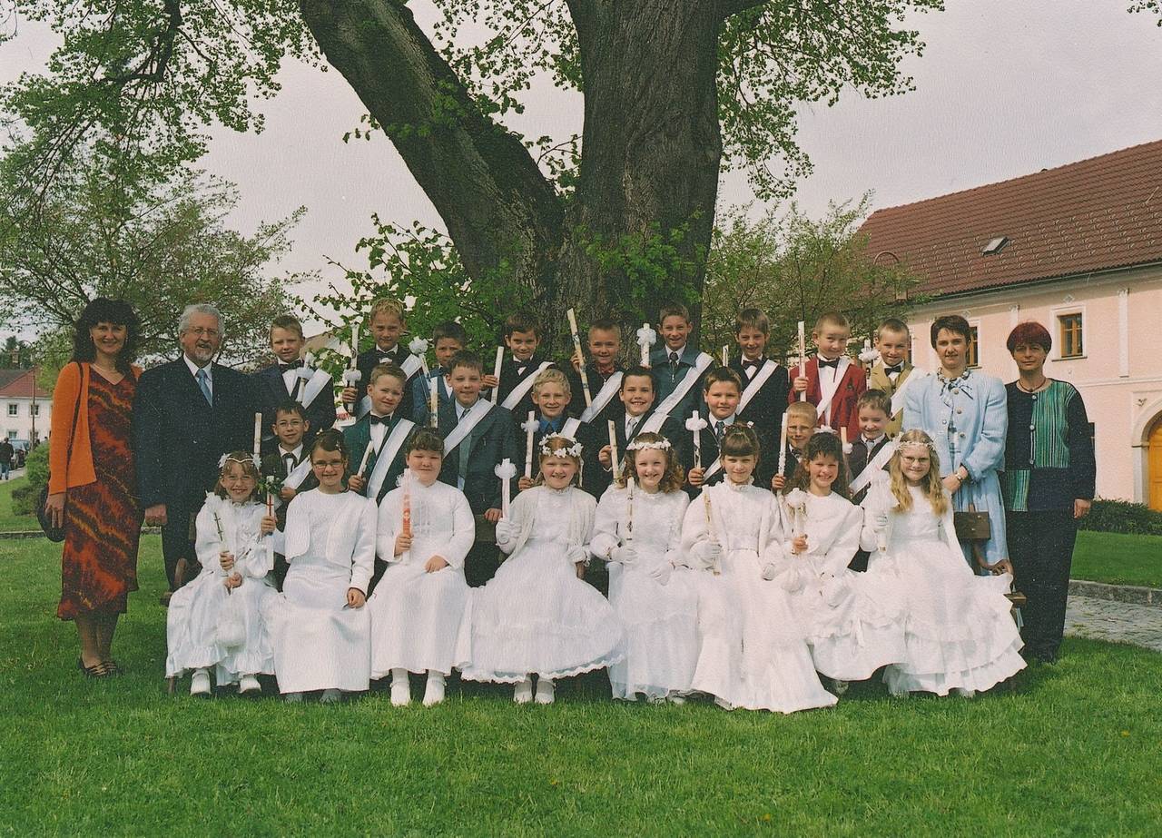 erste Messfeier, Erstkommunion, Gruppenfoto, Lehrerin, Schulklasse, Volksschule