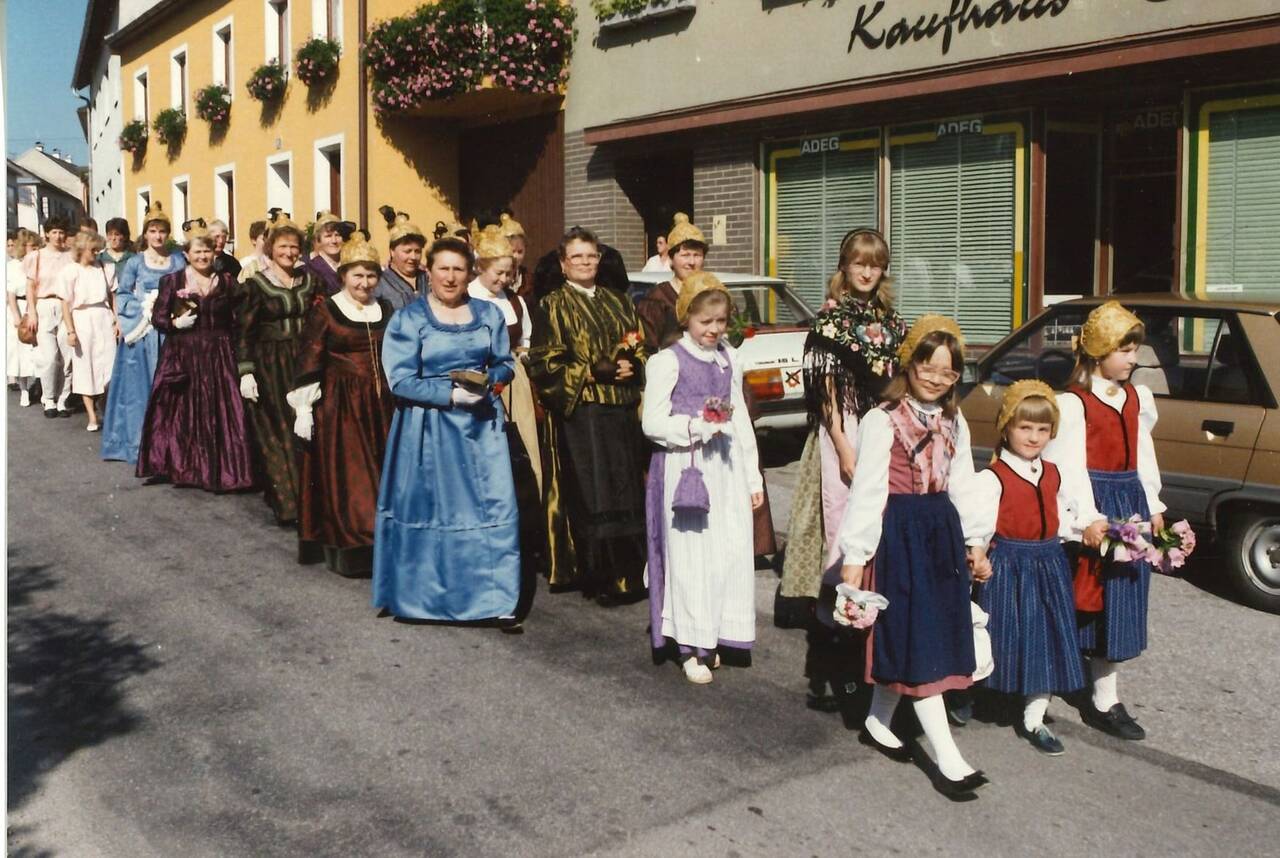 Goldhauben, Marktplatz, Prozession