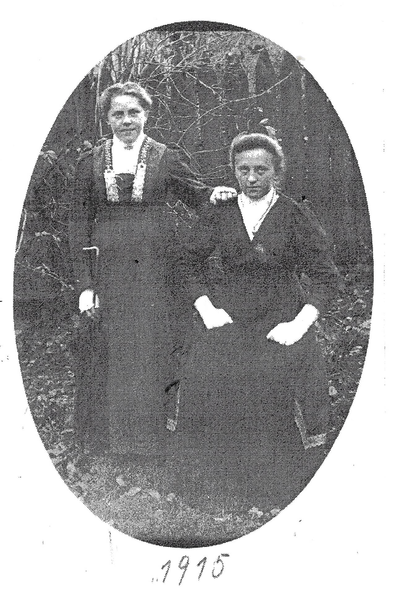 Anna und Maria Leitner, Töchter des Andrebauern in Thierberg. Anna Leitner heiratete einen Sohn des Pammer Wirtes in Guttenbrunn. Seither ist der Familienname Pammer am Hof